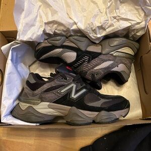 New Balance 9060 SIZE 4